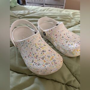 CROCS Kids Juniors White Speckled Confetti Clogs Size J2